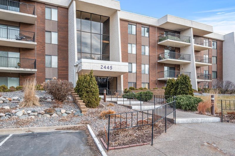 2445 Londin Ln E #203, Maplewood, MN 55119