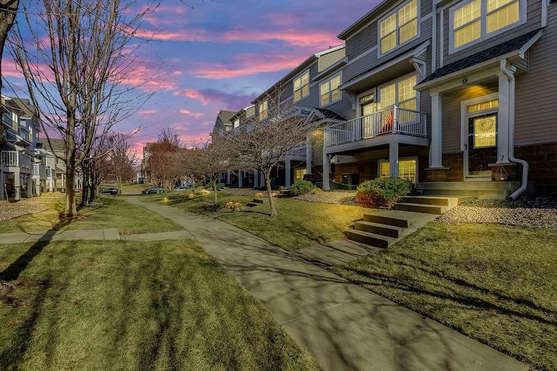 1670 Village Trl E #5, North Saint Paul, MN 55109