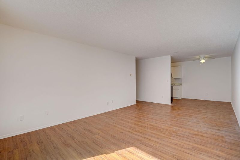 401 E Burnsville Pw #305, Burnsville, MN 55337