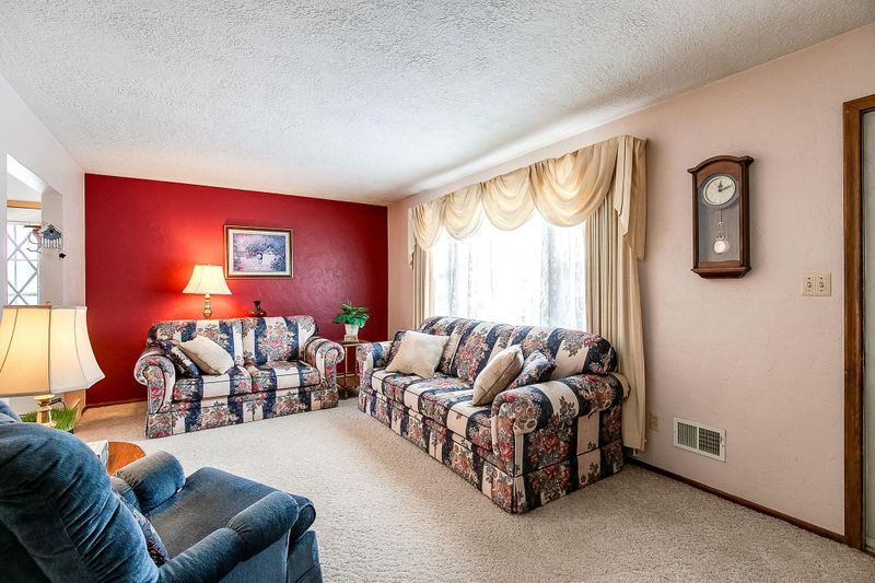 809 9th St W, Hastings, MN 55033