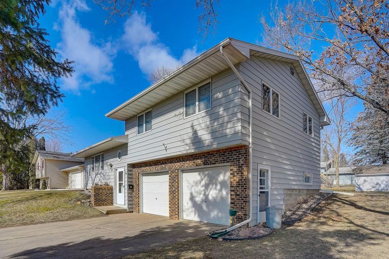 27 Crestview Bay, Faribault, MN 55021