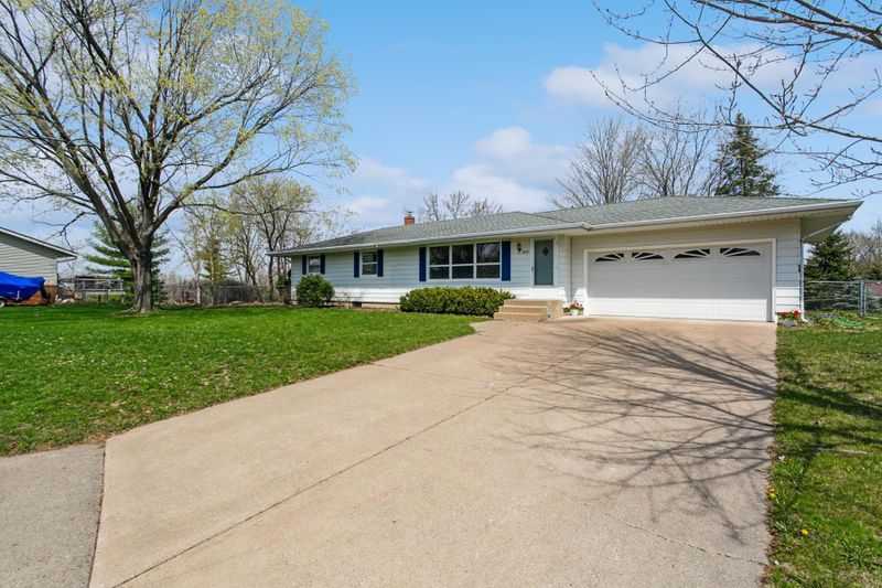 1033 Arbogast St, Shoreview, MN 55126