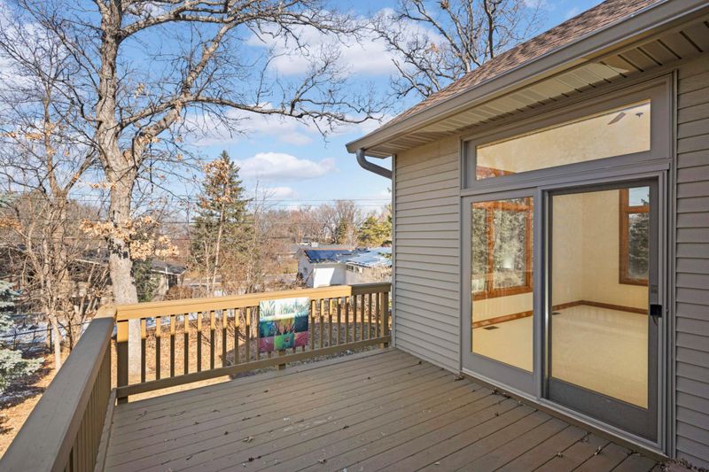 2211 Midland View Ct N, Roseville, MN 55113