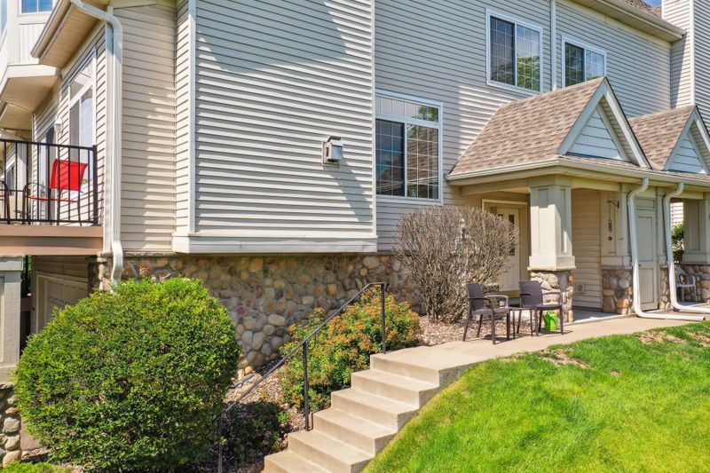 2321 Eagle Trace Ln, Woodbury, MN 55129