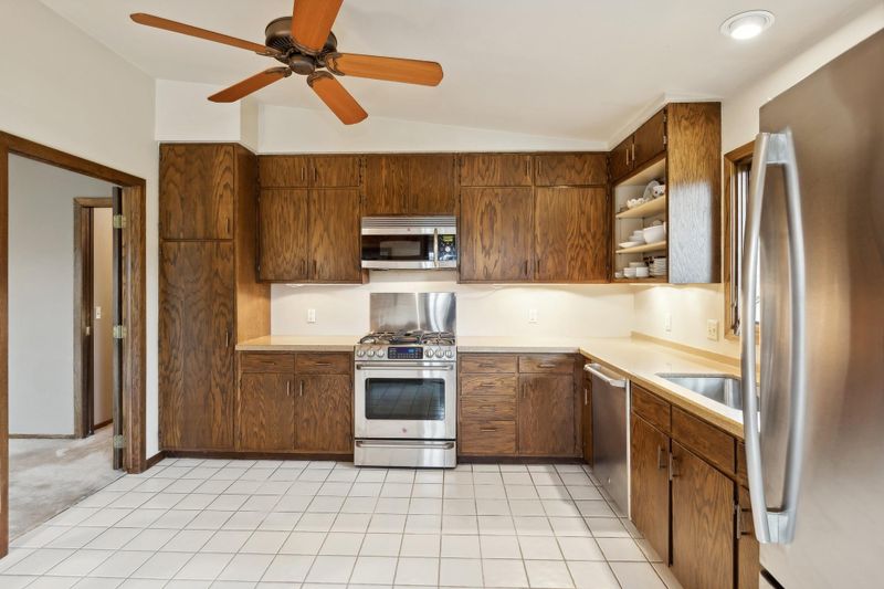 908 Ivanhoe Dr, Northfield, MN 55057