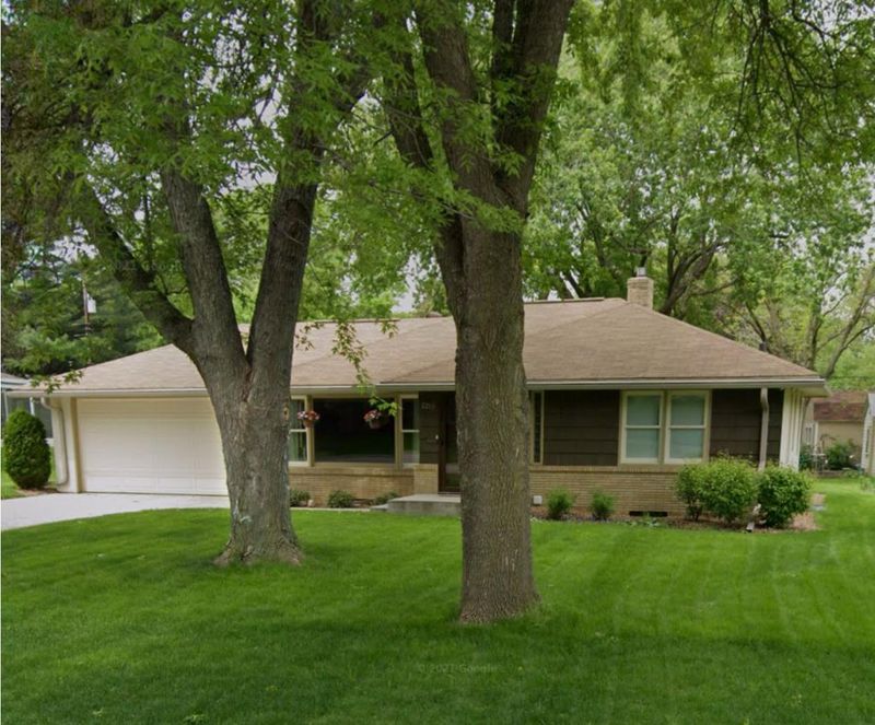 2215 Hendry Pl, Maplewood, MN 55117