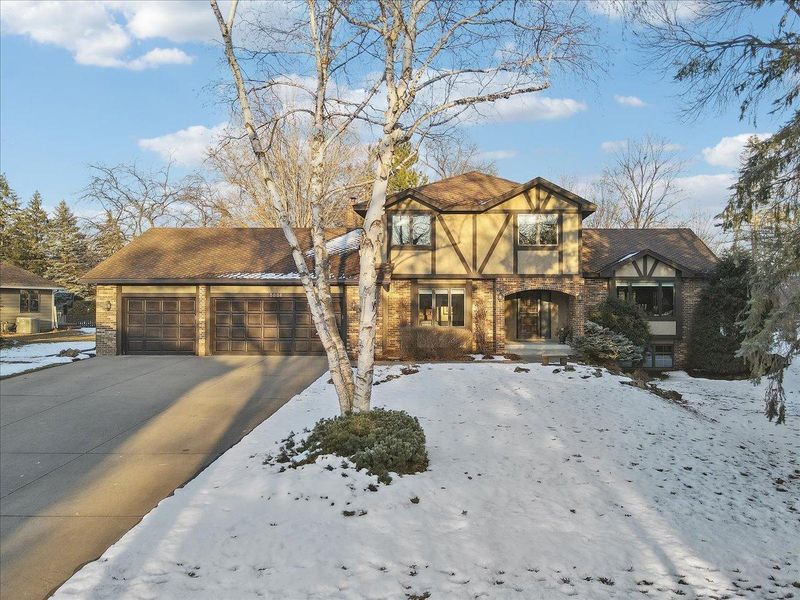 5886 Oxford St N, Shoreview, MN 55126