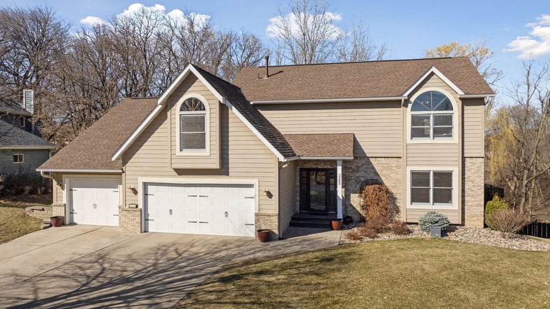 2249 Kenwood Ct, Maplewood, MN 55117