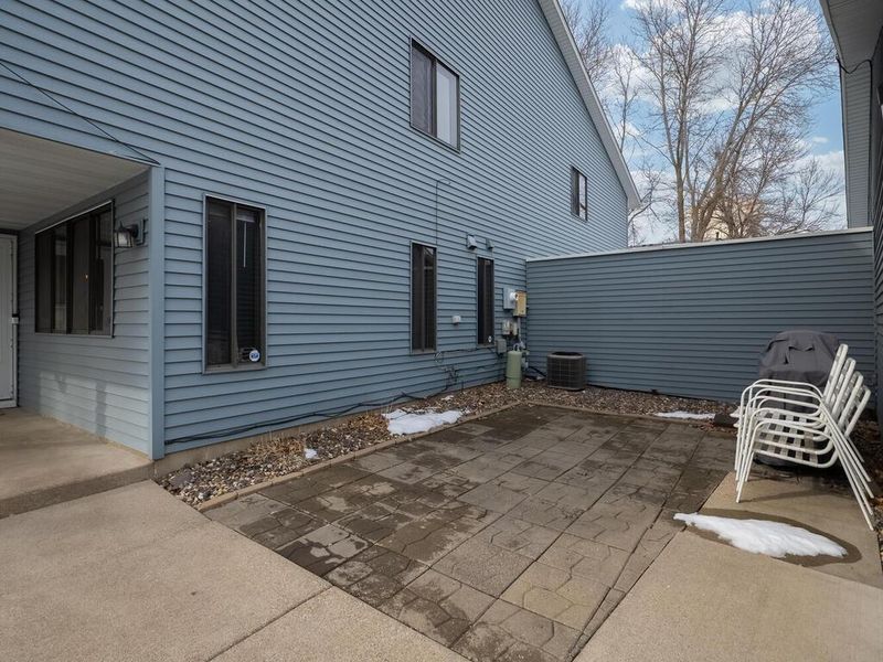 9375 Ranchview Ln N, Maple Grove, MN 55369