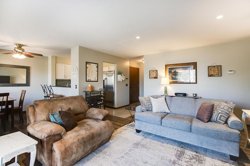 967 Heritage Ct E #202, Vadnais Heights, MN 55127