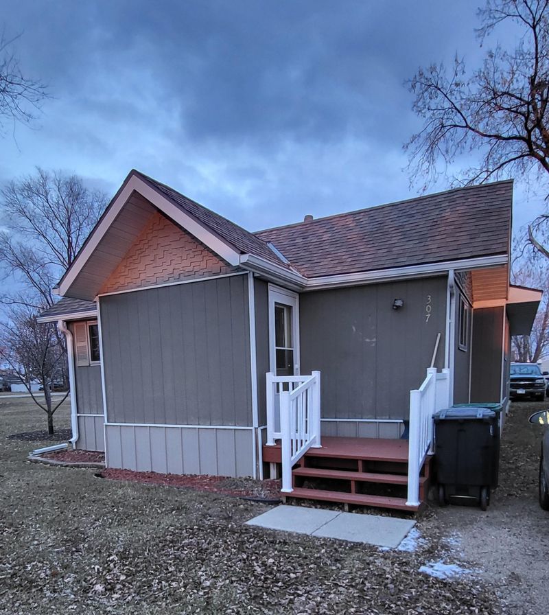 307 6th St SW, Little Falls, MN 56345