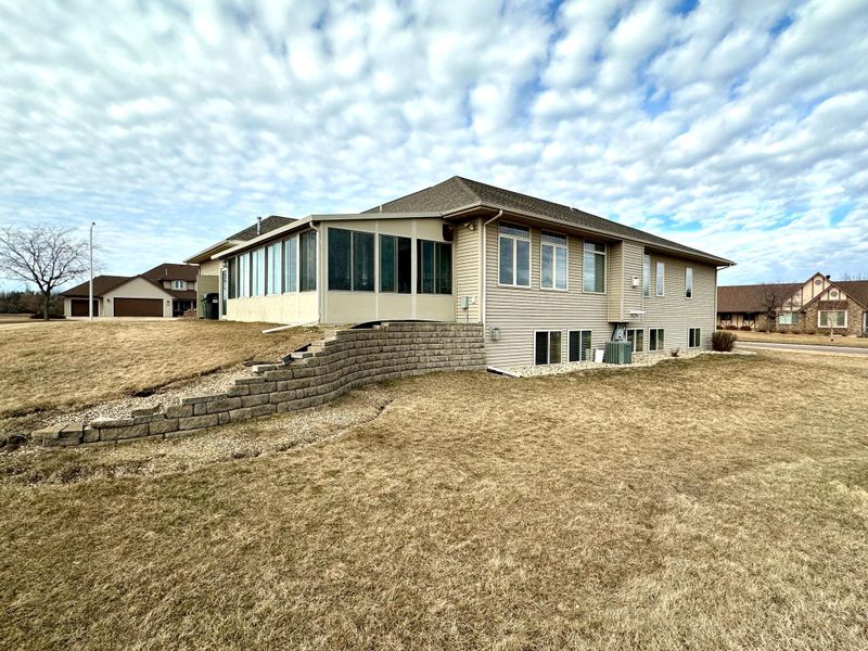 2545 Buchanan Ct, Worthington, MN 56187