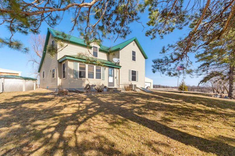 2241 Becker Trl, Faribault, MN 55021