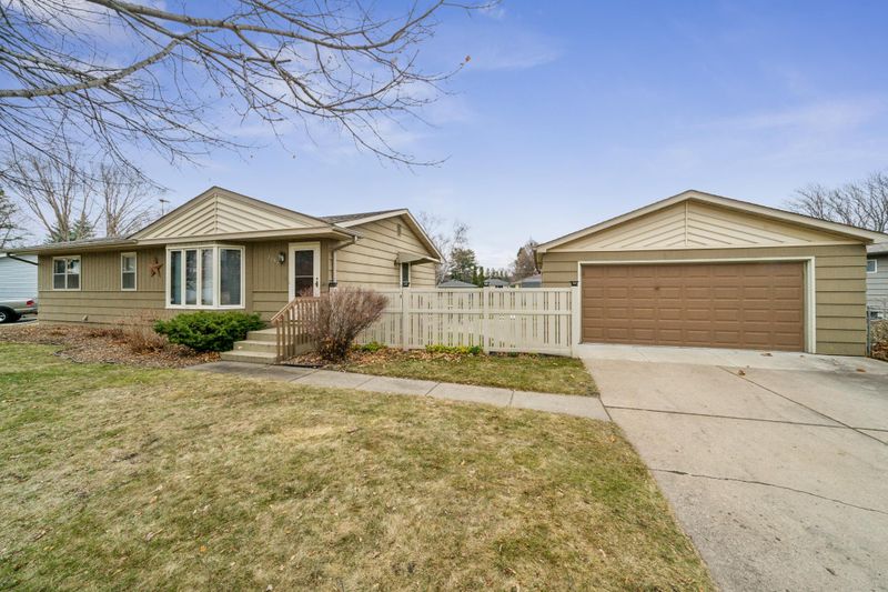 2087 Opal Dr, Eagan, MN 55122