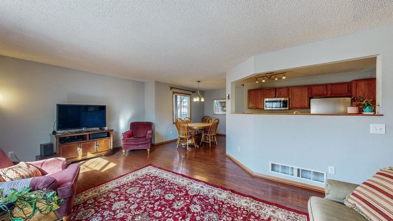 911 Santa Vera Dr, Chanhassen, MN 55317