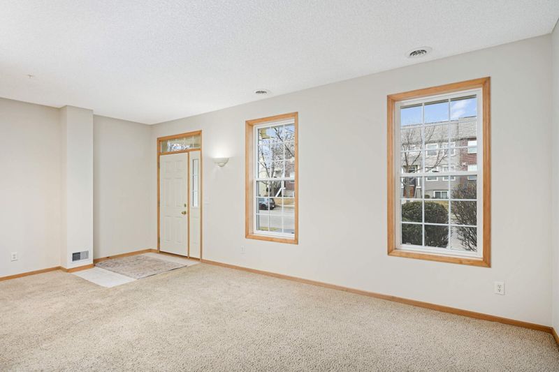1984 Clover Ridge Dr, Chaska, MN 55318