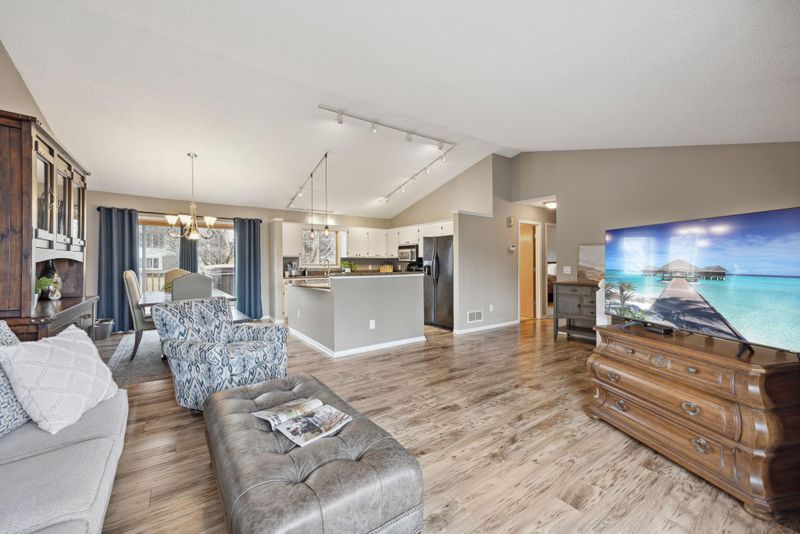1439 Blackhawk Lake Dr, Eagan, MN 55122