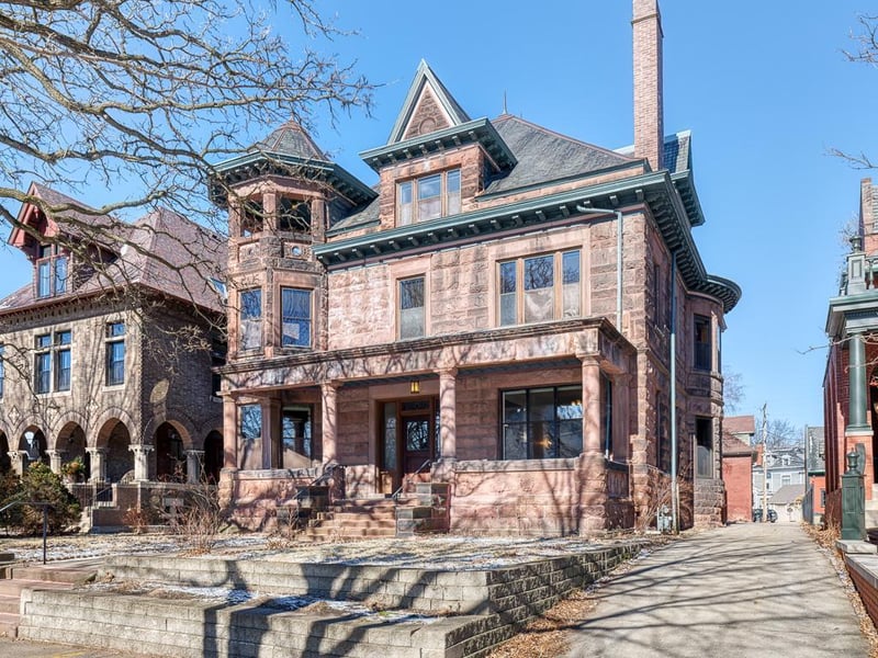 335 Summit Ave, Saint Paul, MN 55102