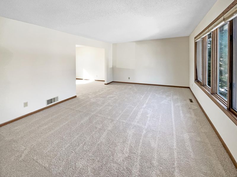 5711 Hyland Greens Dr, Bloomington, MN 55437