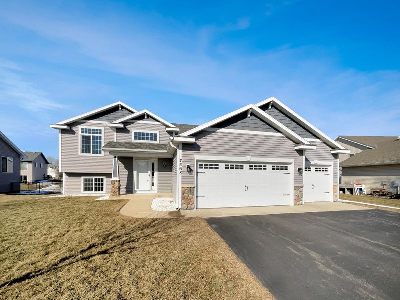 7368 Kittredge Cir, Albertville, MN 55301