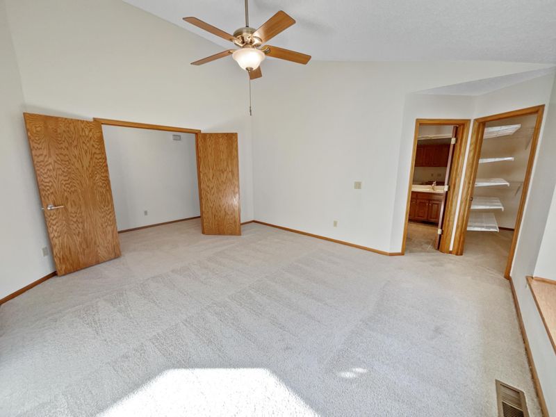 2480 Hale Ave N, Oakdale, MN 55128