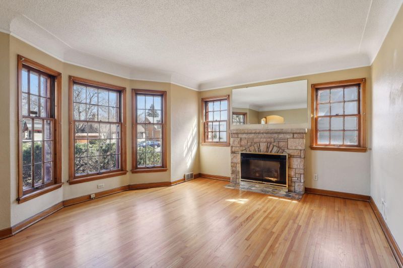 922 Nebraska Ave W, Saint Paul, MN 55117