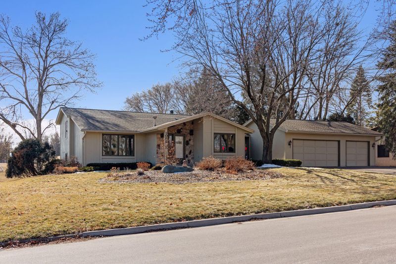 1058 Avanti Dr, Mendota Heights, MN 55118