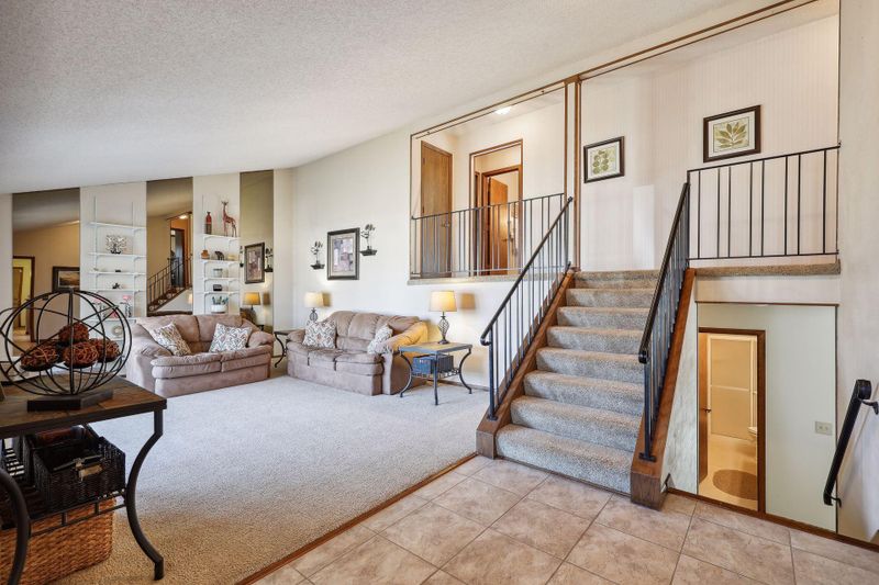 1058 Avanti Dr, Mendota Heights, MN 55118