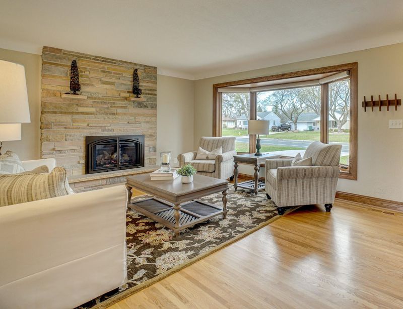 1300 Oakcrest Ave, Roseville, MN 55113