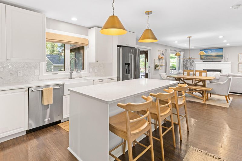 15410 Skyview Cir W, Minnetonka, MN 55345