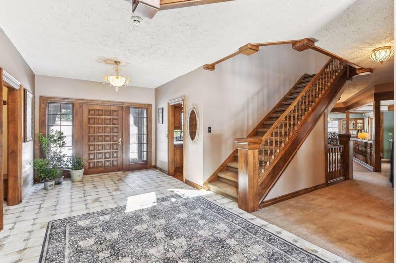 2800 Woods Trl N, Burnsville, MN 55306