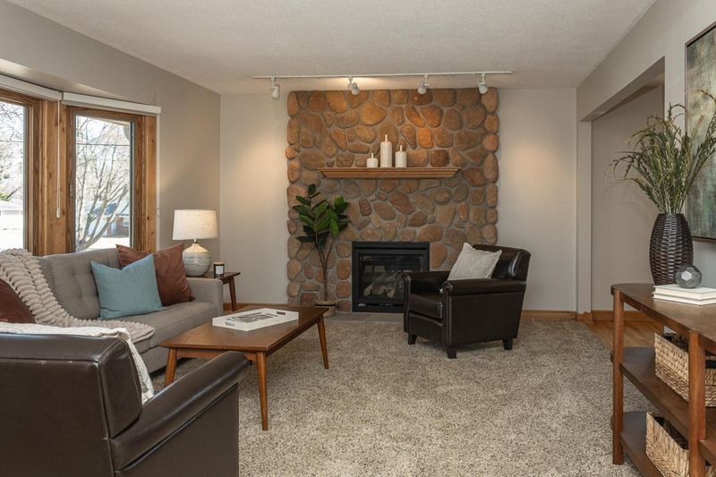 2415 Lamplighter Ln, Golden Valley, MN 55422