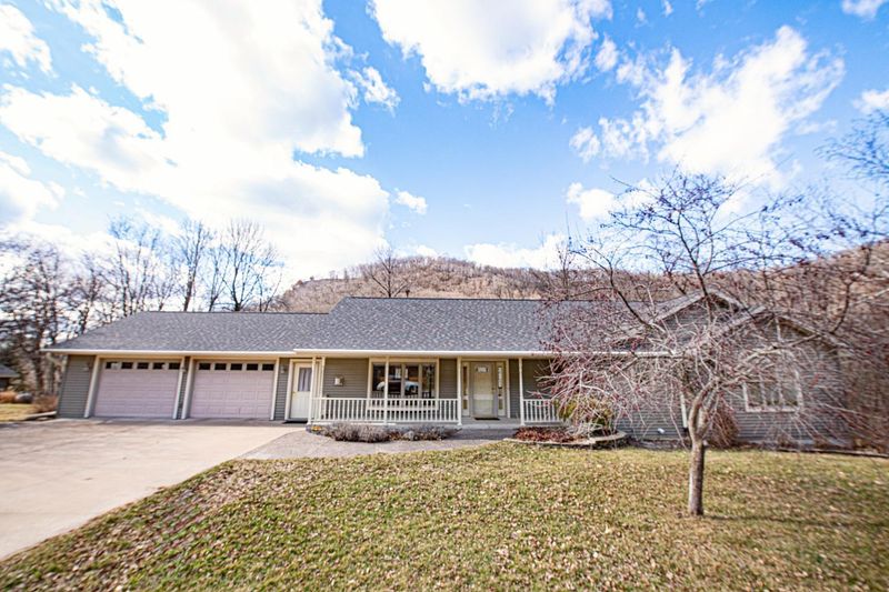 W574 Castlerock Ln, Fountain City, WI 54629