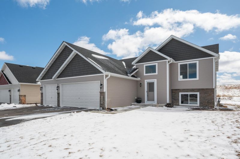 348 Cross Cir, Dundas, MN 55019