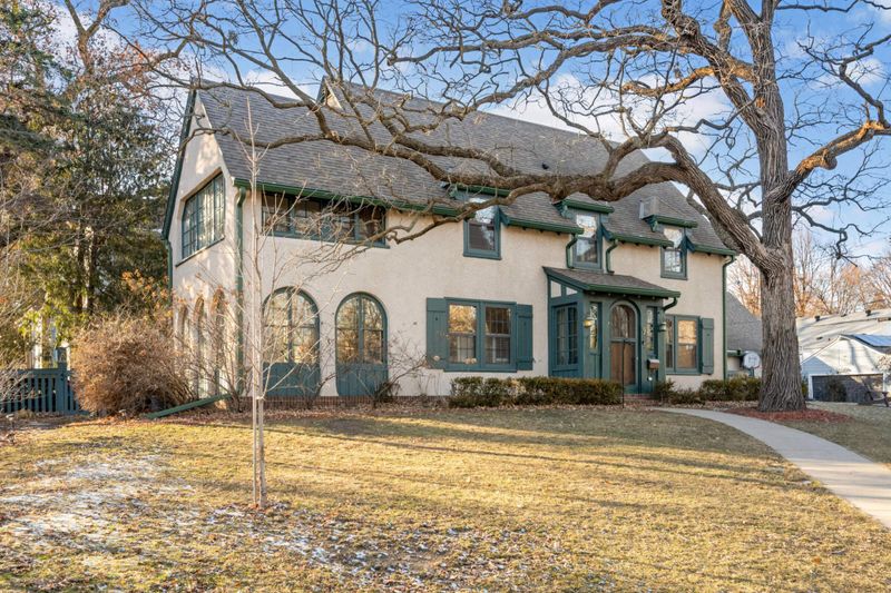 9 Benhill Rd, Saint Paul, MN 55105