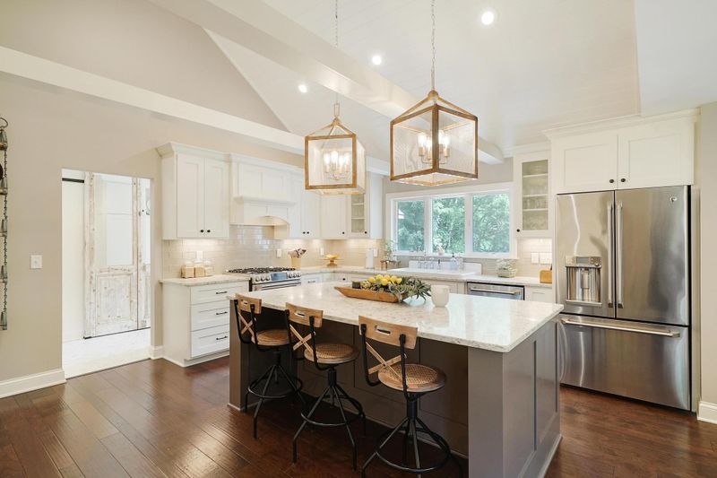 3845 Honeysuckle Rd, Wayzata, MN 55391