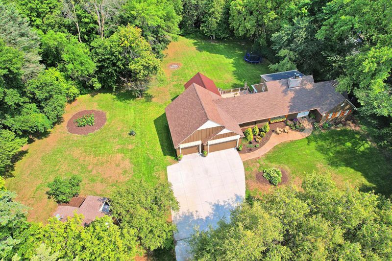 3845 Honeysuckle Rd, Wayzata, MN 55391
