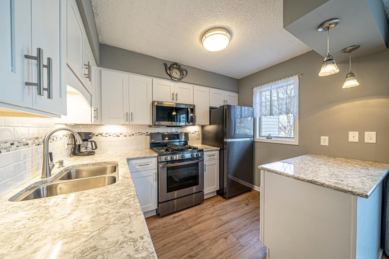 1613 Christie Pl, Saint Paul, MN 55106