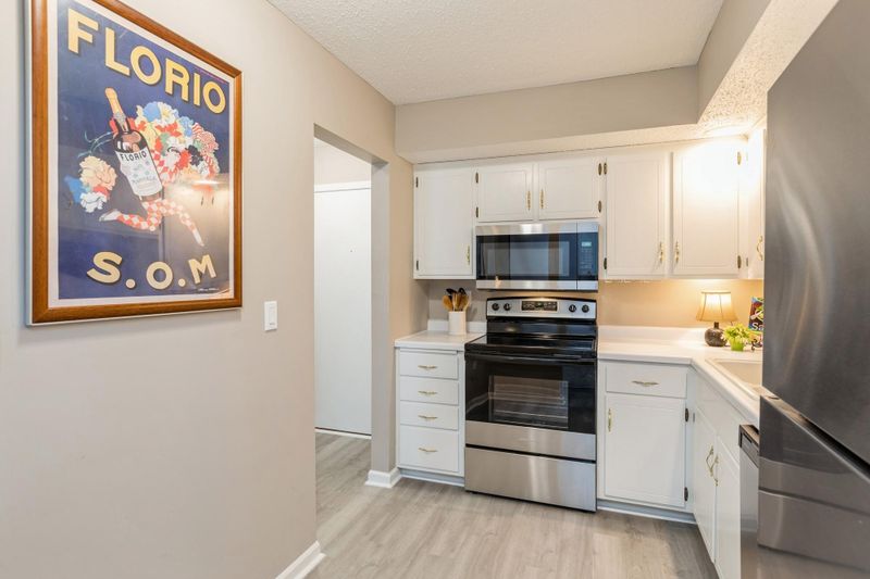 705 E Burnsville Pw #112, Burnsville, MN 55337