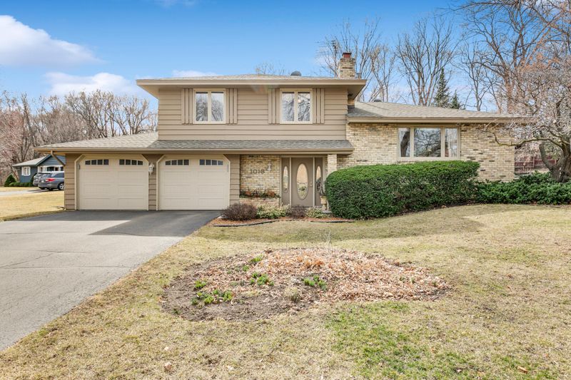 1013 Leisure Ln, Burnsville, MN 55337