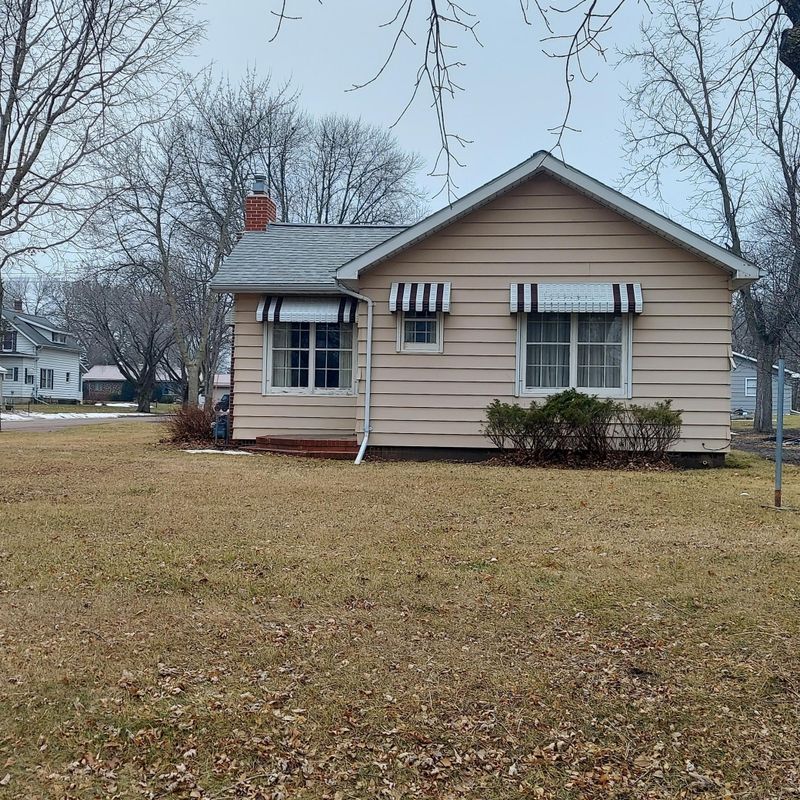 301 7th Ave W, Lamberton, MN 56152