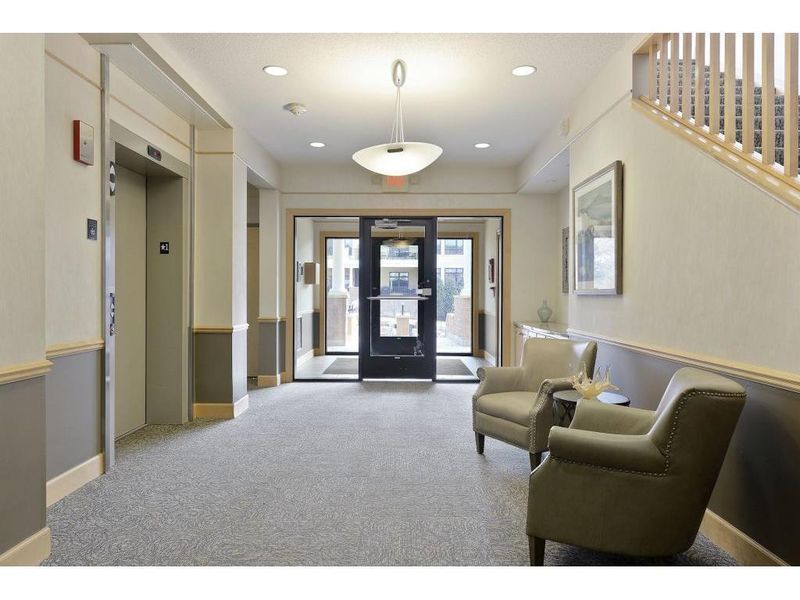 715 Linden St #209, Mendota Heights, MN 55118