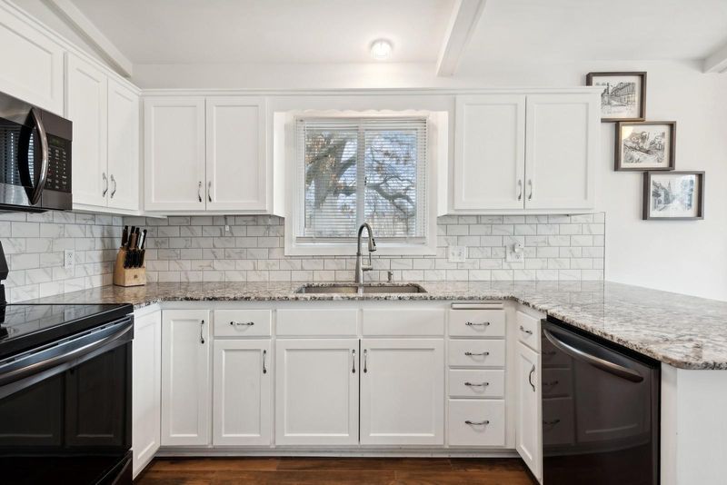1546 Hillview Rd, Shoreview, MN 55126