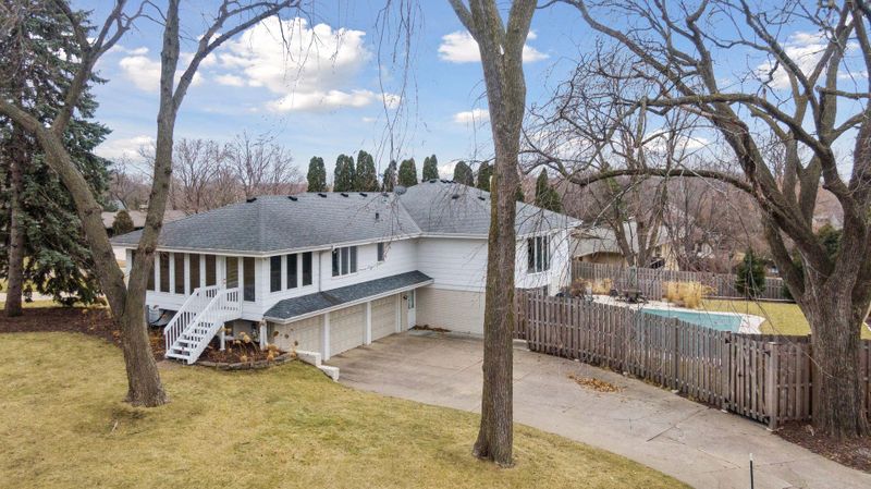 5700 Deville Dr, Edina, MN 55436