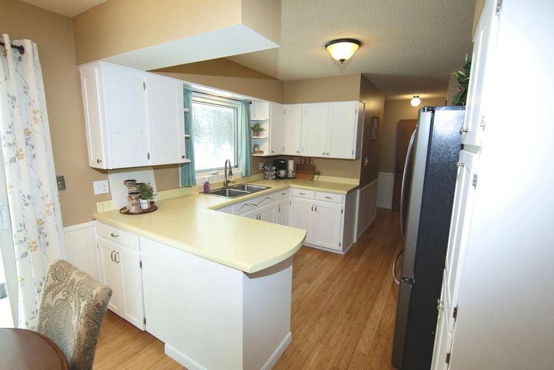 402 7th Ave SE, Roseau, MN 56751