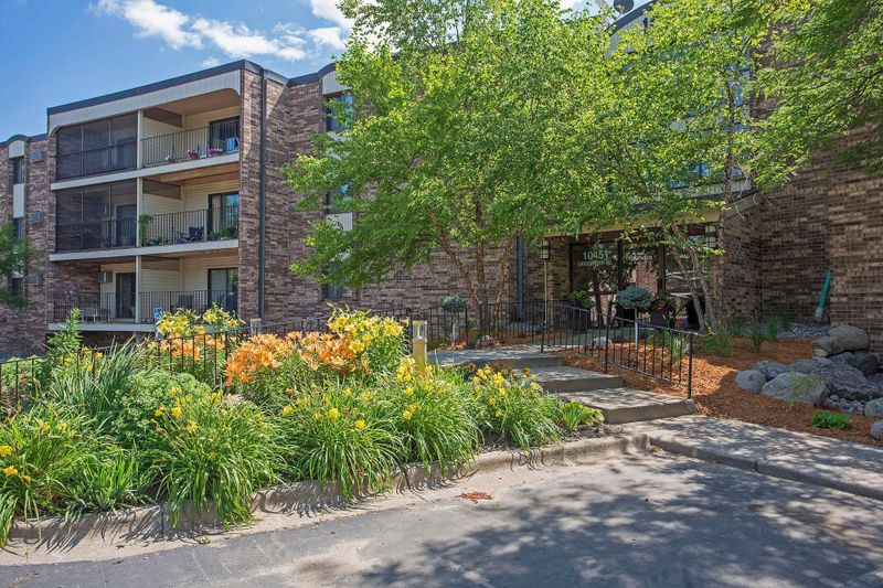 10451 Greenbrier Rd #121, Minnetonka, MN 55305