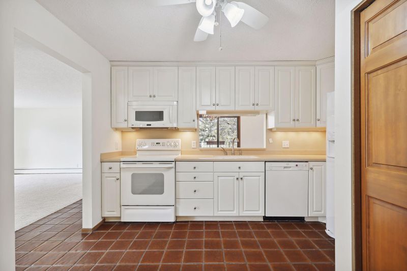 10451 Greenbrier Rd #121, Minnetonka, MN 55305