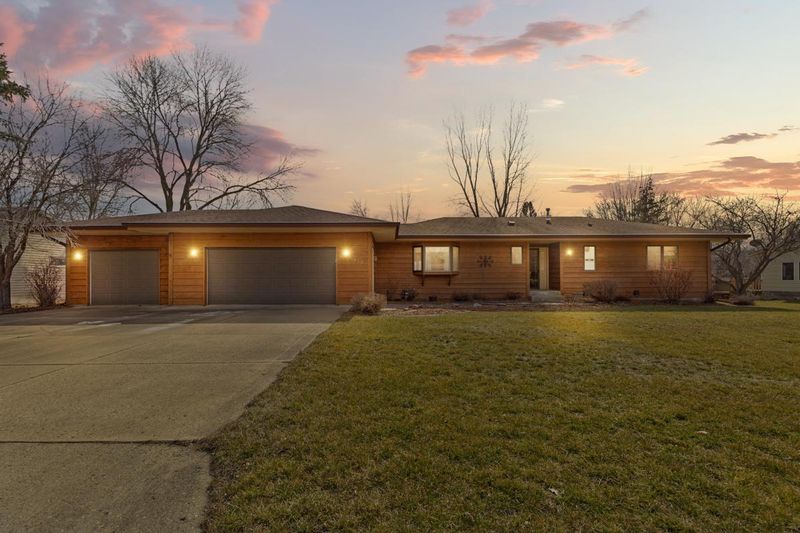 955 Ridge Rd, Owatonna, MN 55060