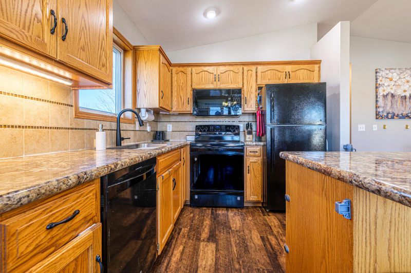 884 7th Ave NW, Hutchinson, MN 55350