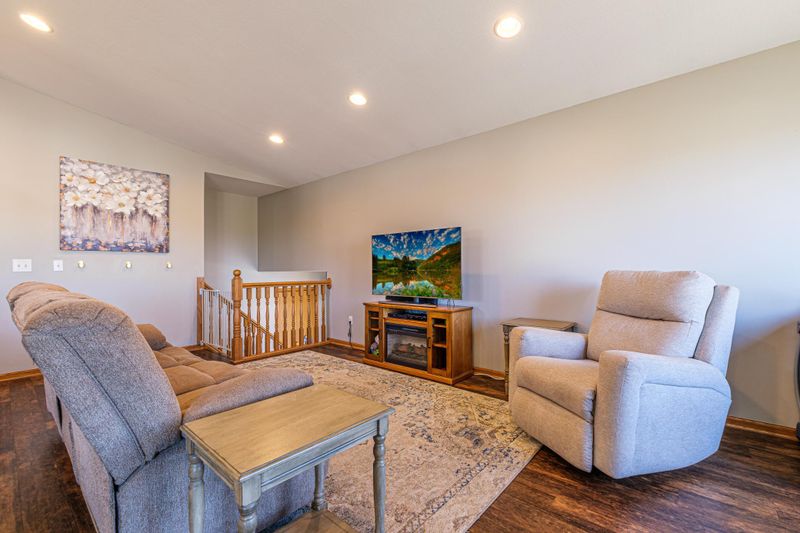 884 7th Ave NW, Hutchinson, MN 55350